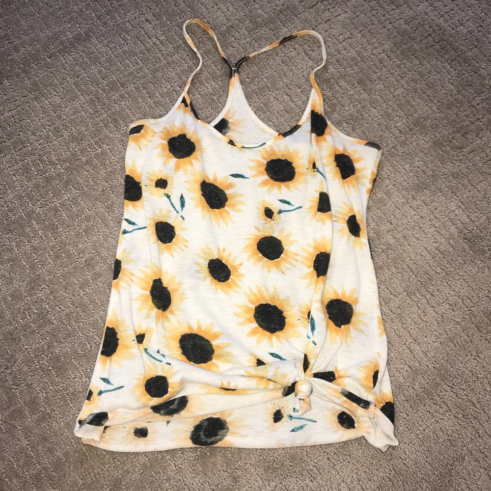 Daisy tank from urban outfitters🌻💗